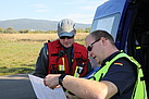 Lagebesprechung mit dem Gruppenführer der Fachgruppe Wasserschaden/Pumpen (Foto: Media Team/ P. Geßner)
