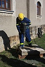 Eine Einsatzkraft übt den Umgang mit einem Bohrhammer Foto: THW OV Bautzen
