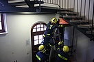 Einsatzkräfte bauen eine Abstützung unter einer Treppe Foto: THW OV Bautzen