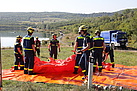 Aufbau eines 24.000 Liter fassenden Faltbehälters zur Wasserbereitstellung für die Feuerwehr (Foto: Media Team/ P. Geßner)