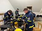 Die Atemschutzgeräteträger bereiten sich auf ihre Belastungsübung vor. Foto: THW Bautzen/ Selina Rzatki