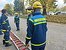 Die THW Jugend übt den Umgang mit der Steckleiter. Foto: THW OV Bautzen/ André Stickel