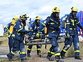 THW Einsatzkräfte transportieren einen verletzten Atemschutzgeräteträger. Foto: THW OV Bautzen/ Paulina Pieper