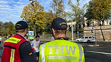 Zwei Einsatzkräfte des THW beim Absichern des Dresden Marathon - Foto: THW OV Bautzen/ Selina Rzatki