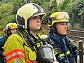 Einsatzkräfte der Feuerwehr und des THW stehen mit schwerem Atemschutz in Bereitschaft. Foto: THW OV Bautzen